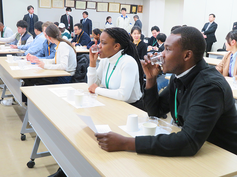 国際交流基金、日本文化体験研修を実施　海外外交官ら日本酒利き酒