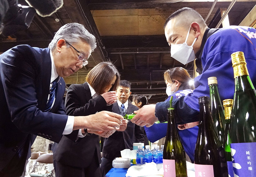 地域の食景色：三春酒造　新ブランド「三春」発売　日本酒で春の息吹表現