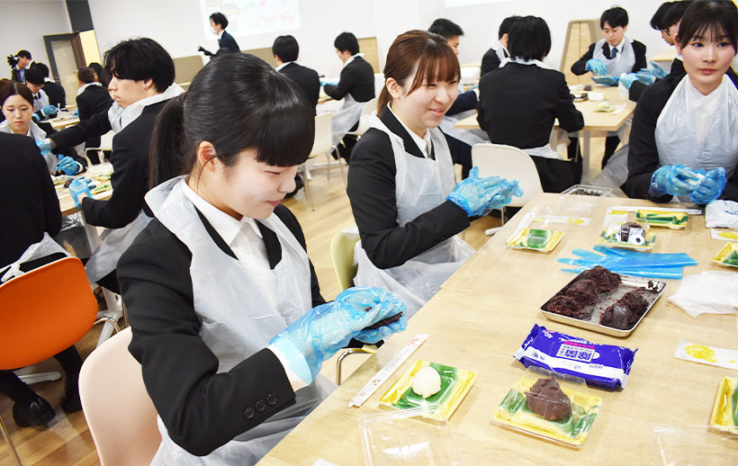 アクシアル リテイリング入社式　手造りおはぎ体験会　プロの一員として成長を