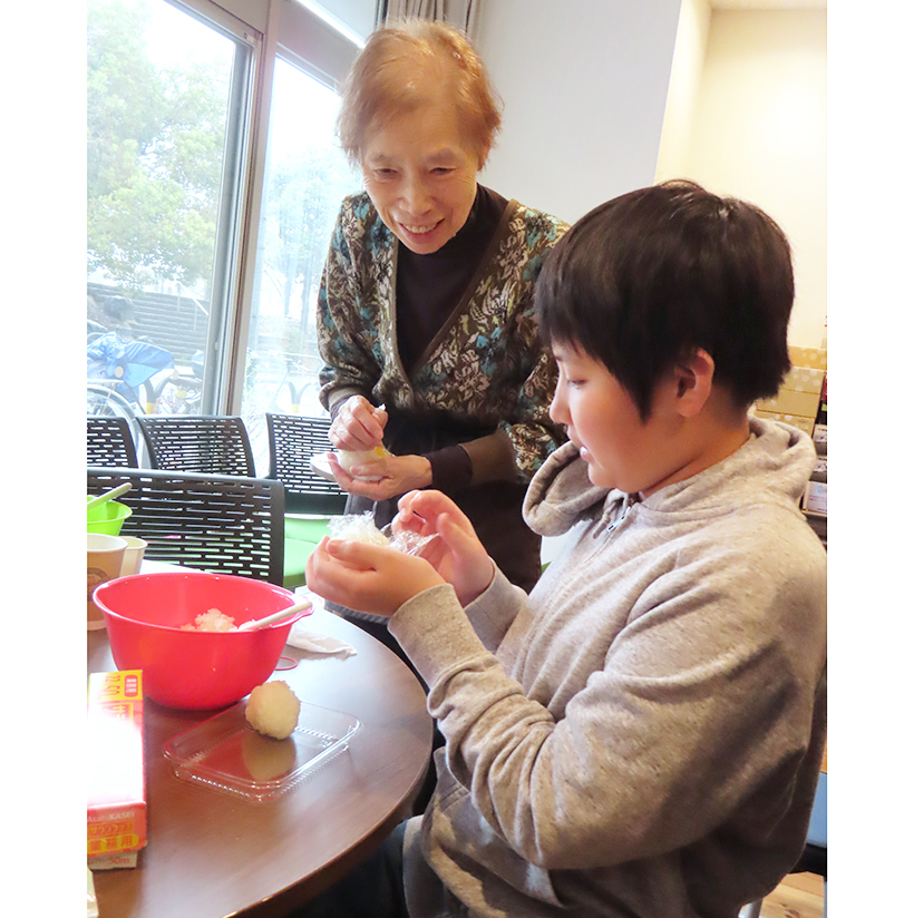 天塩、「子どもの居場所inまちや」出張塩づくり教室　塩むすび作りを体験