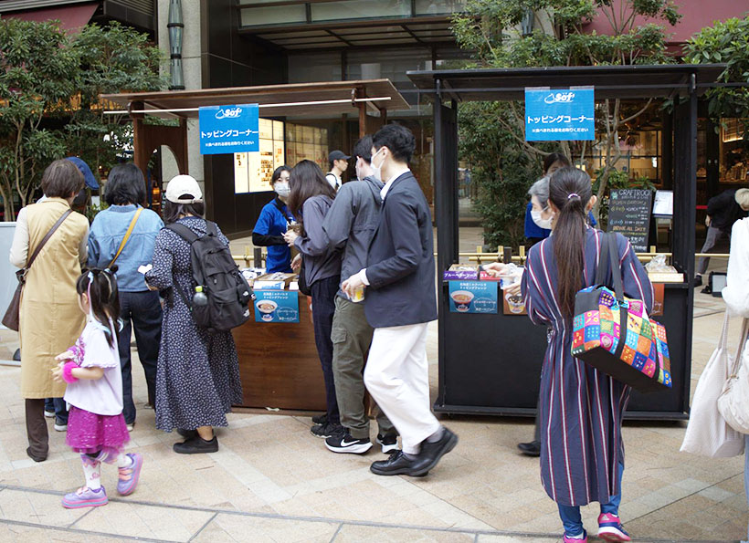 赤城乳業「ソフ」、都内で「上様」世界観を演出