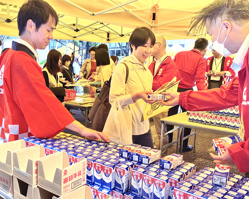 日本酪農協同、牛乳の無料配布実施　プロバレーボール試合会場で