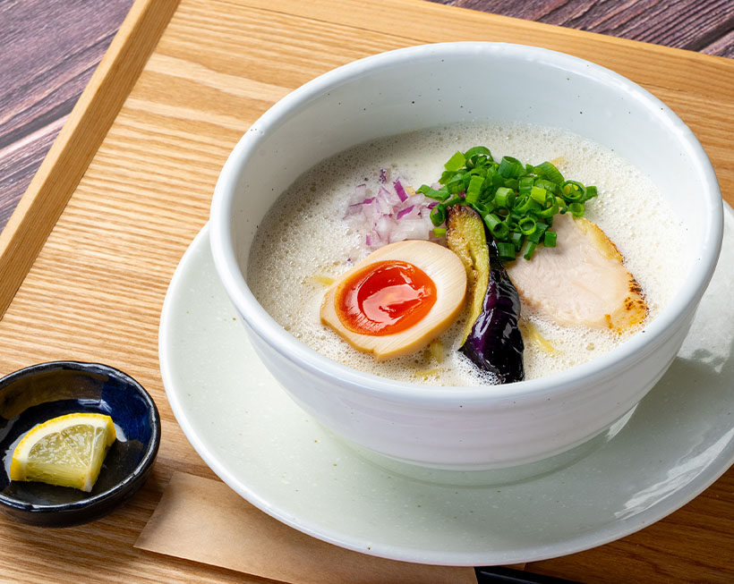 外食最前線：昼はラーメン、夜は焼手羽　二毛作スタイルでニーズ図る