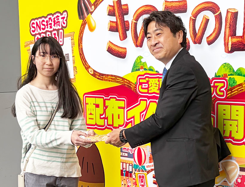 明治、限定「きのこの山」配布　リアルとバーチャル連動　JR西日本とコラボ
