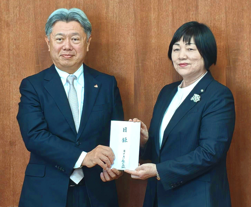 カナカン、創立80周年記念で奥能登小学校に電子黒板を寄贈