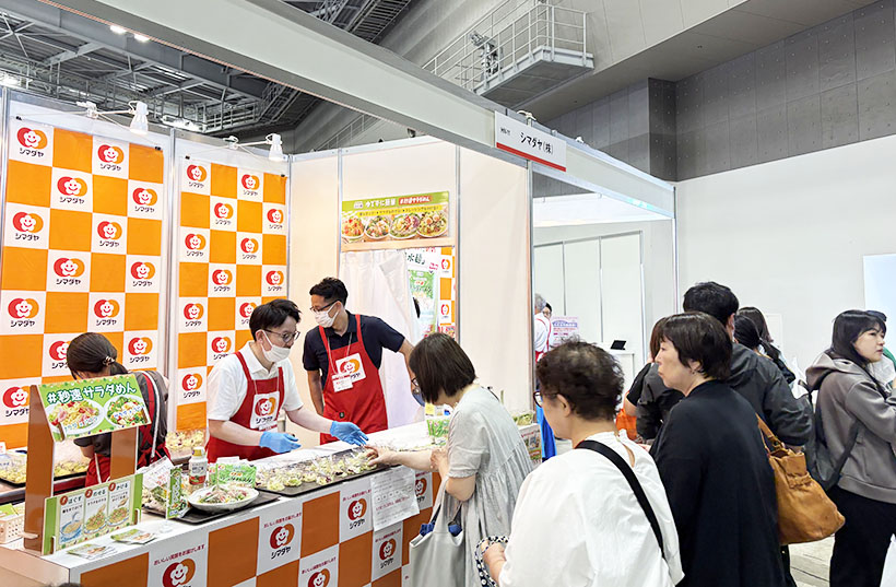 シマダヤ、「流水麺」の便利さPR　ホビークッキングフェアでサラダパスタ提供