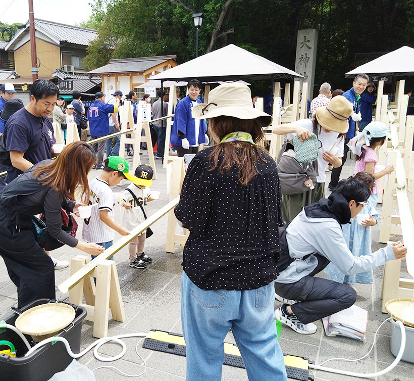 大神神社で「三輪そうめん流し」イベント開催　1000人が舌鼓