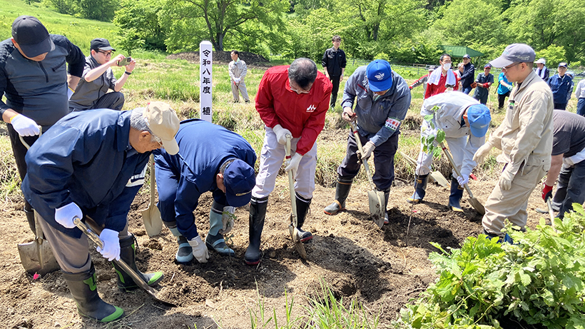 森永乳業、水資源保全へ植樹　佐呂間町で全社参画