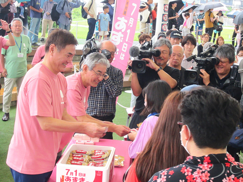井村屋グループ、名古屋であずきバー配布　元中日の岩瀬氏が参加