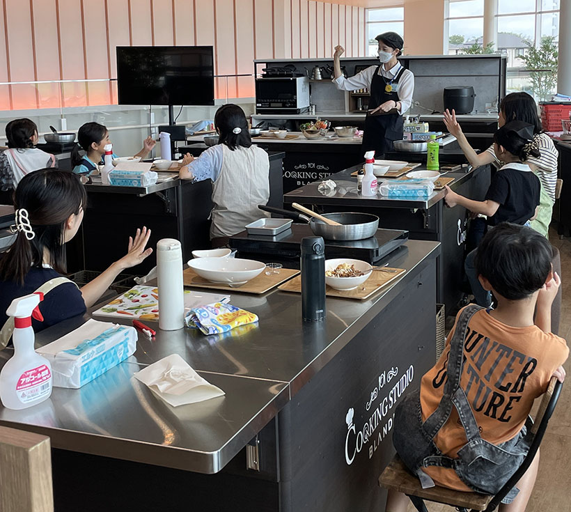新進とカスミ、5年目の親子料理教室　食育と自由研究提案で野菜摂取を促進