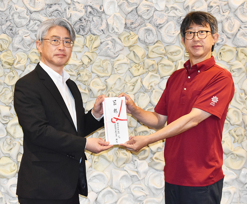 原信、長岡花火財団に寄付　三尺玉提供50年の節目