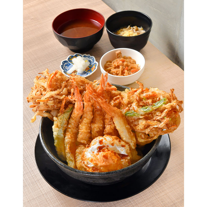 メニュートレンド：インパクト抜群の長～いかき揚げ　天丼にオンで満腹メニュー