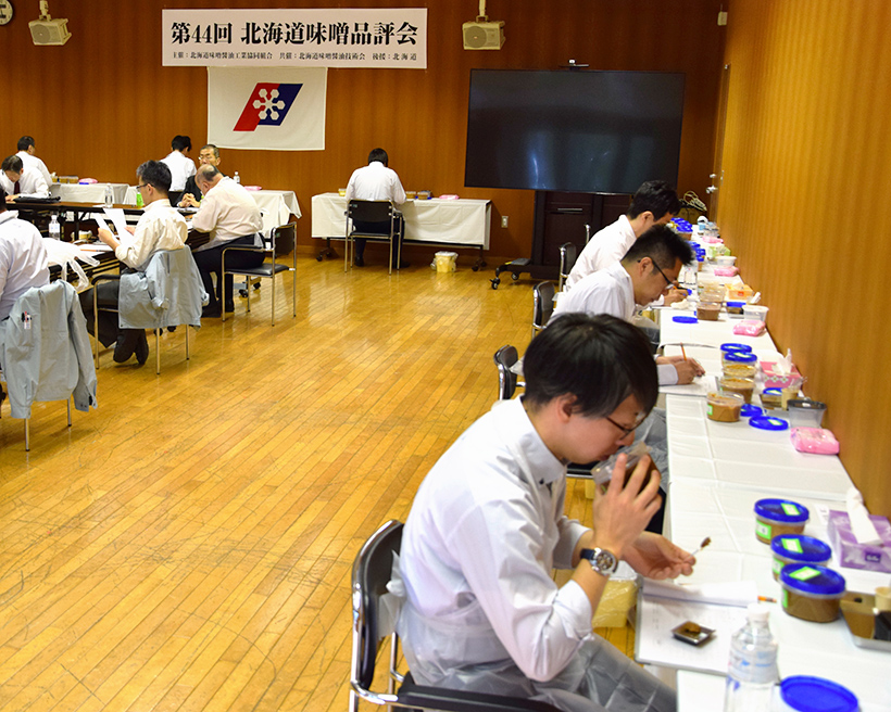 北海道味噌醤油工業協組、北海道味噌品評会開く　道内10社50点出品