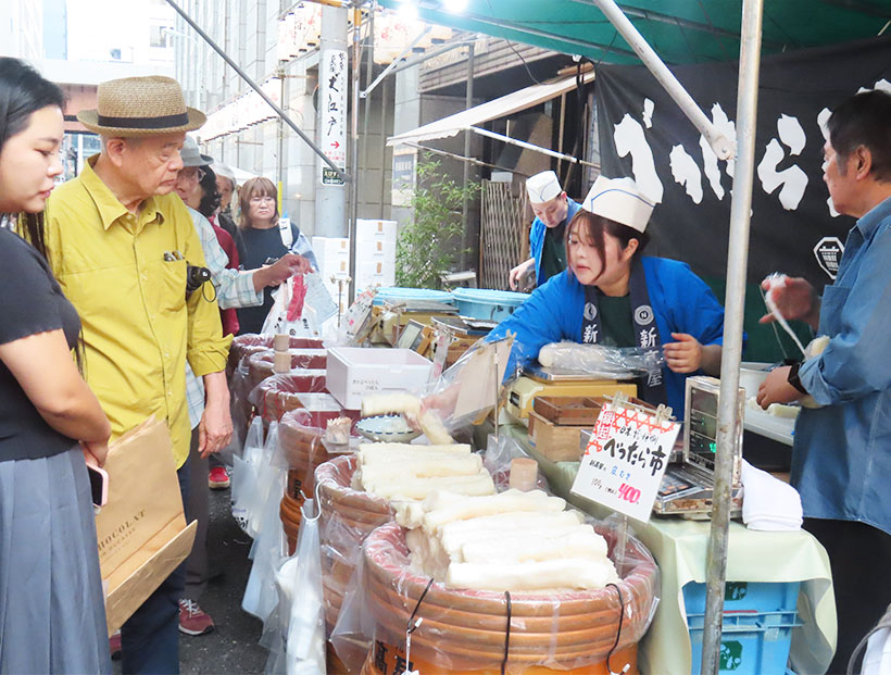 東京・日本橋で「べったら市」開催　平日でも盛況